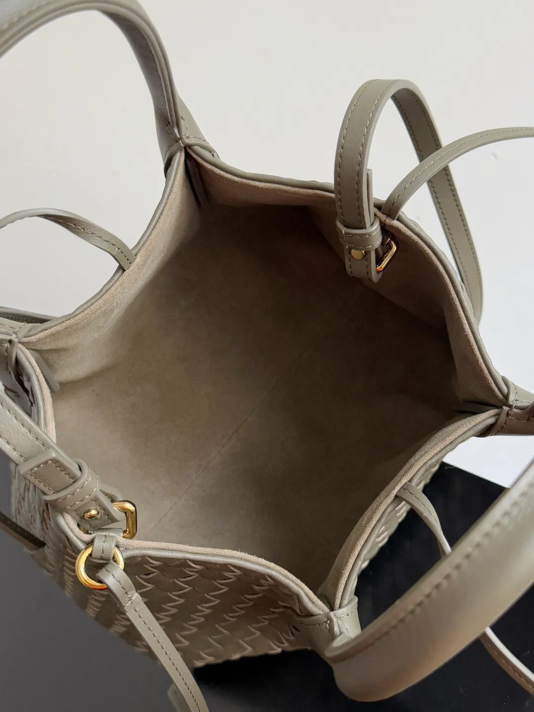 Batch 1660 BOTTEGA VENETA 2025 new product pinacoteca has super soft leather, and the weaving function, practicality and relaxed fashion sense have not been lost❤️‍🔥Amway has given sisters a must-have bag when going out. The size of the bag also accurately meets the commuting needs of urban beauties. It can accommodate mobile phones, keys, lipstick, powder, sunscreen, shopping bags...all of it! ! ! 🔥The capacity should not be underestimated~ It does not choose people, clothes, or occasions. With its majestic curved outline, exquisite woven texture, delicate edges and rounded handles, this woven vegetable basket bag truly achieves the goal of "dressing up and being fashionable without getting in the way"~ Are you interested in Jimei? Style number: 819004 Size: 24*15*12cm